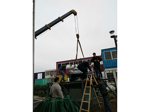 車(chē)展會(huì )隨車(chē)吊吊裝超級跑車(chē)