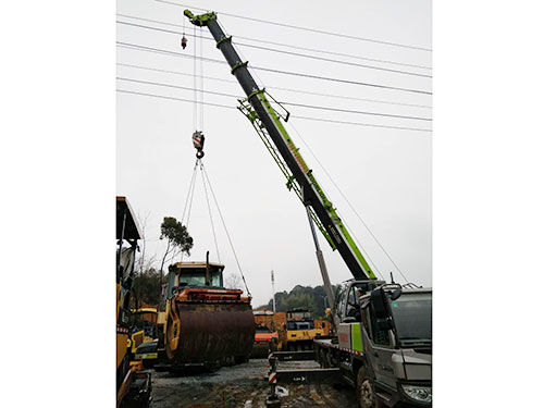 路橋公司雙鋼輪壓路機裝車(chē)